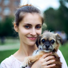 היא אימצה כלב רחוב קטן ומסכן, ואז משהו מצחיק בלתי נתפס קרה